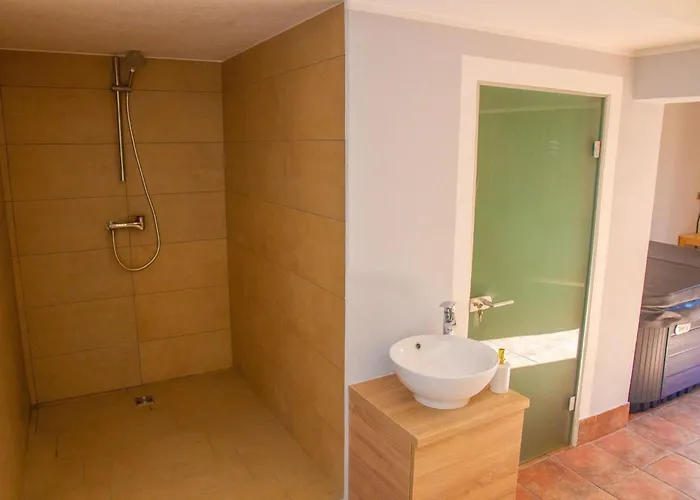 Vikendica Hillside Haven With Sauna And Hot-tub - One Bedroom With Sauna And Hot-tub Podbocje